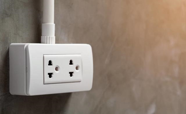 家里插座留少了？有啥可烦，直接在旁边凿洞加一个，简单又安全