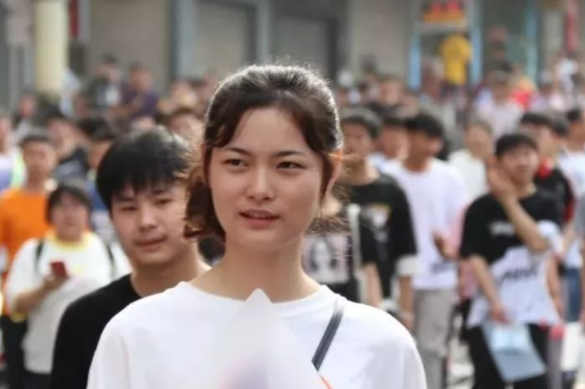 一张16人的高考喜报，揭露教育现状，拼命努力或许只是别人的起点