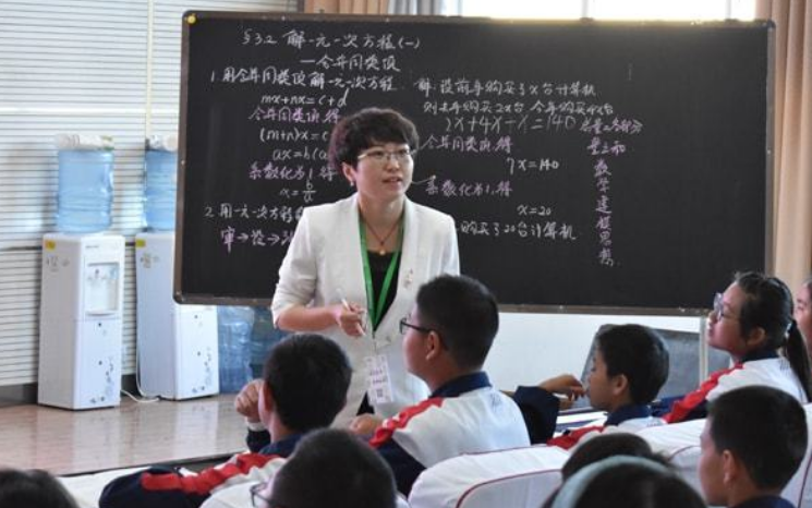 在职教师工资条走红，各地区教师晒出实际收入后，网友们不能接受