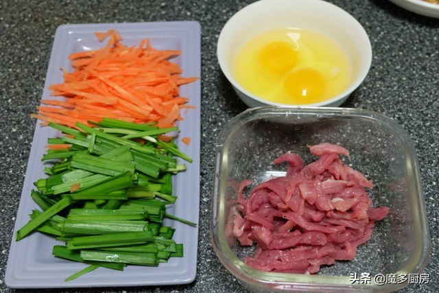 春饼这么做，不用油也不粘，卷上合菜最好吃，每年立春必做它！