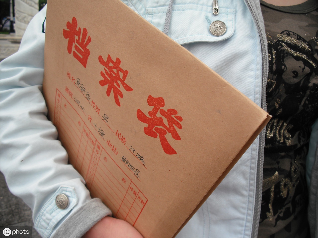 应届大学生的档案该怎么处理呢？