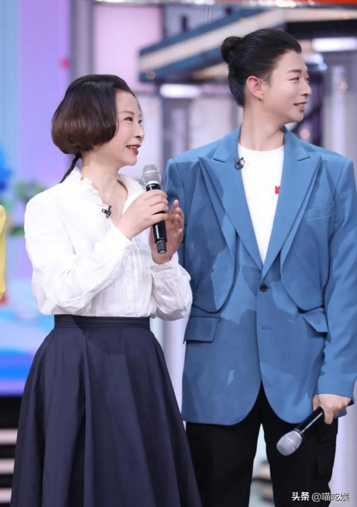 霍尊的母親仲小萍，放棄事業和婚姻培養兒子，最后留給她的是痛苦