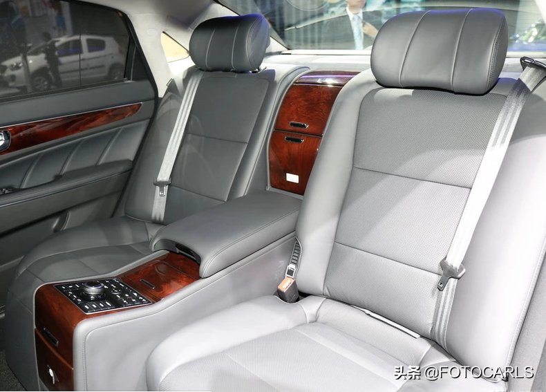 售价105.8万！现代雅科仕3.8 V6加长旗舰实拍，后排座椅太抢眼了