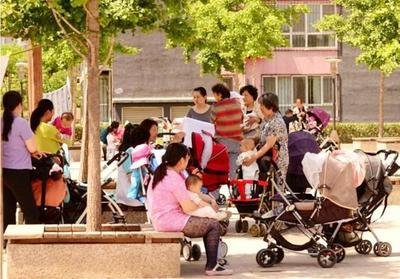 保姆掌掴抱摔40天女婴，监控画面记录全程，为父母敲响警钟