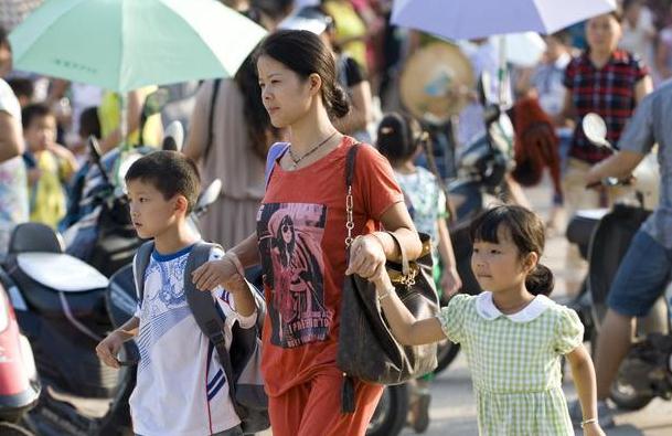 全力开放三胎政策，三育一体化将全面实行，年轻人别再说养不起了