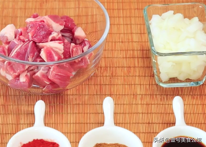 在家教你做香辣孜然羊肉串，外焦里嫩，美味又解馋，家人都爱吃