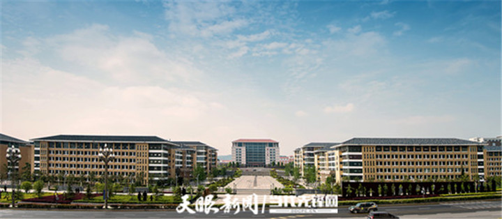 向着特色鲜明的高水平医科大学迈进丨访贵州医科大学校长梁贵友