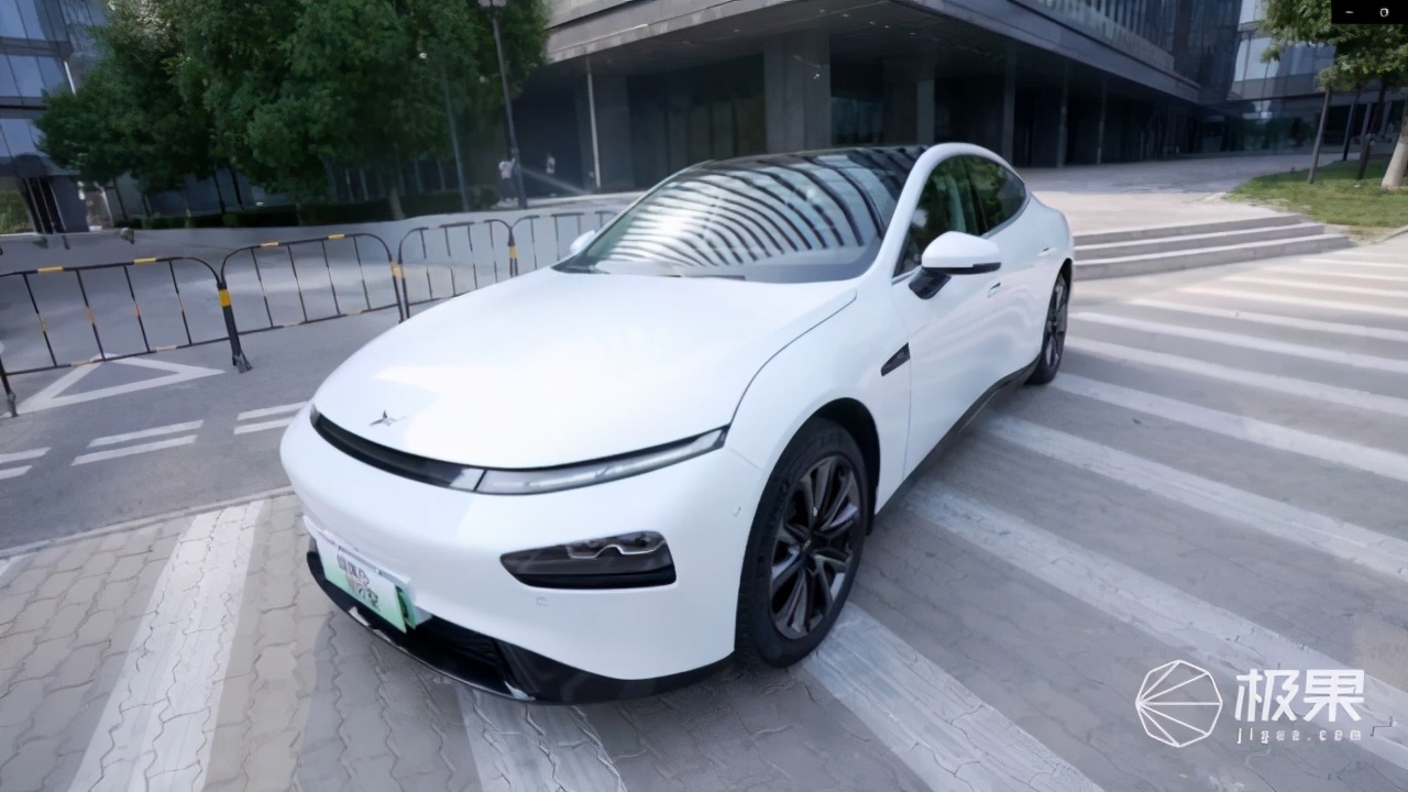 试驾小鹏P7「超长版电动超跑」！智能驾驶实用，续航里程不虚标