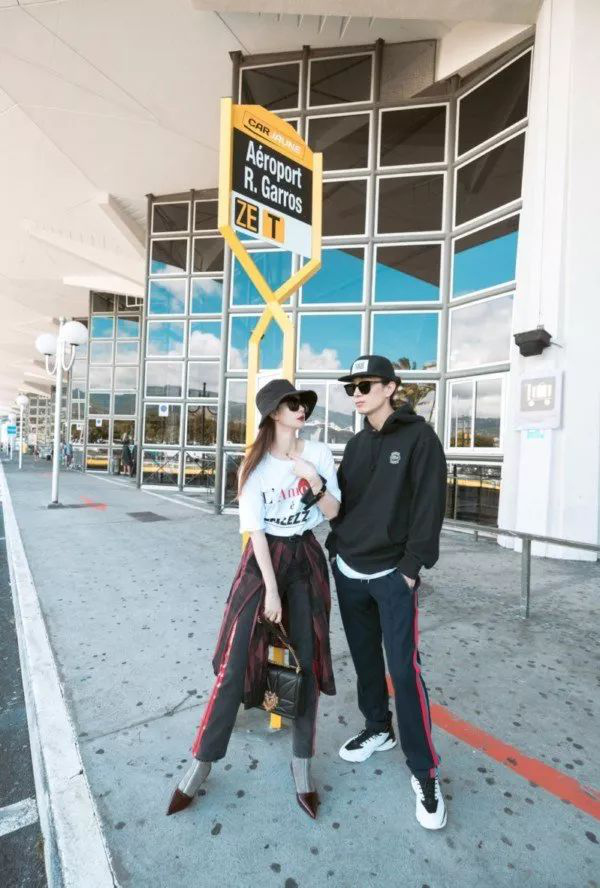 不一样的情侣装造型