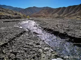 甘肃此地形同两扇门,走过去,让人会想到汉武帝领着卫青和霍去病