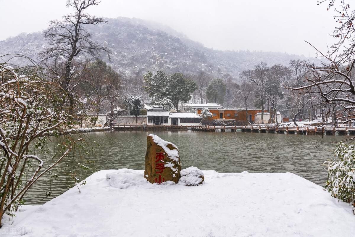 洁白的雪，我爱你，我爱你的纯洁，把大地打扮得多么美丽