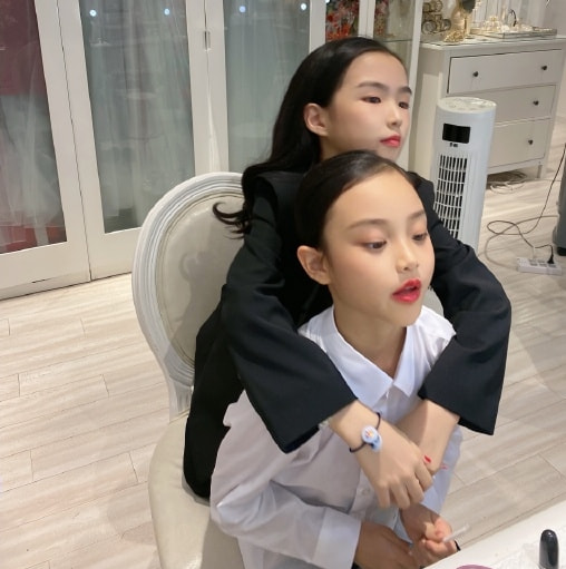 贾乃亮女儿与小闺蜜合体拍写真，8岁甜馨化浓妆做美甲造型超酷