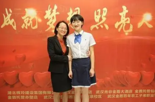 广西学霸查分723一脸淡定，数学满分、英语仅扣3分，网友：秀儿