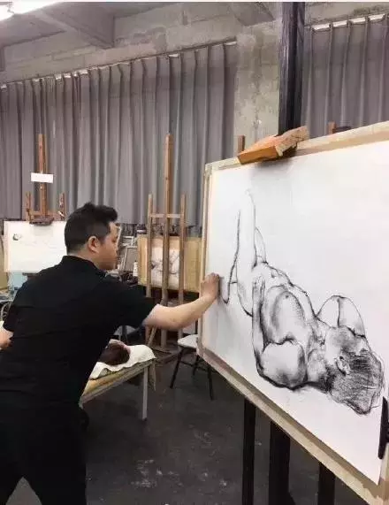 川美院长画裸体引网友热议！有院校已取消人体模特改用照片