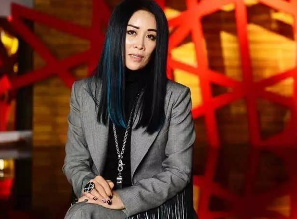 在小年夜晚会上的造型图,照片中的那英穿衣打扮完全转变了往日的风格