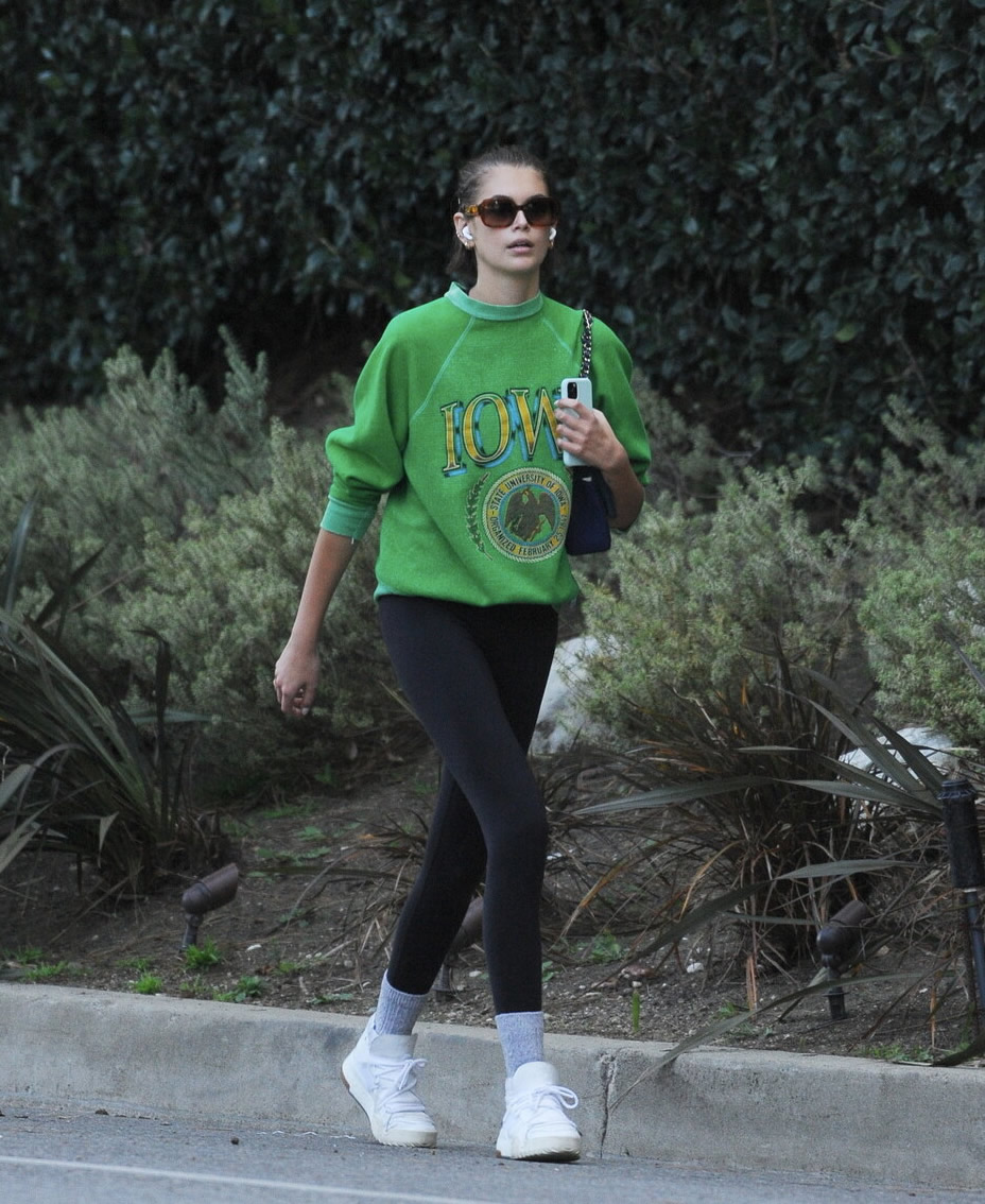 绿色衣服配什么颜色的裤子?配黑裤子简洁大气很有型,还蛮显瘦的