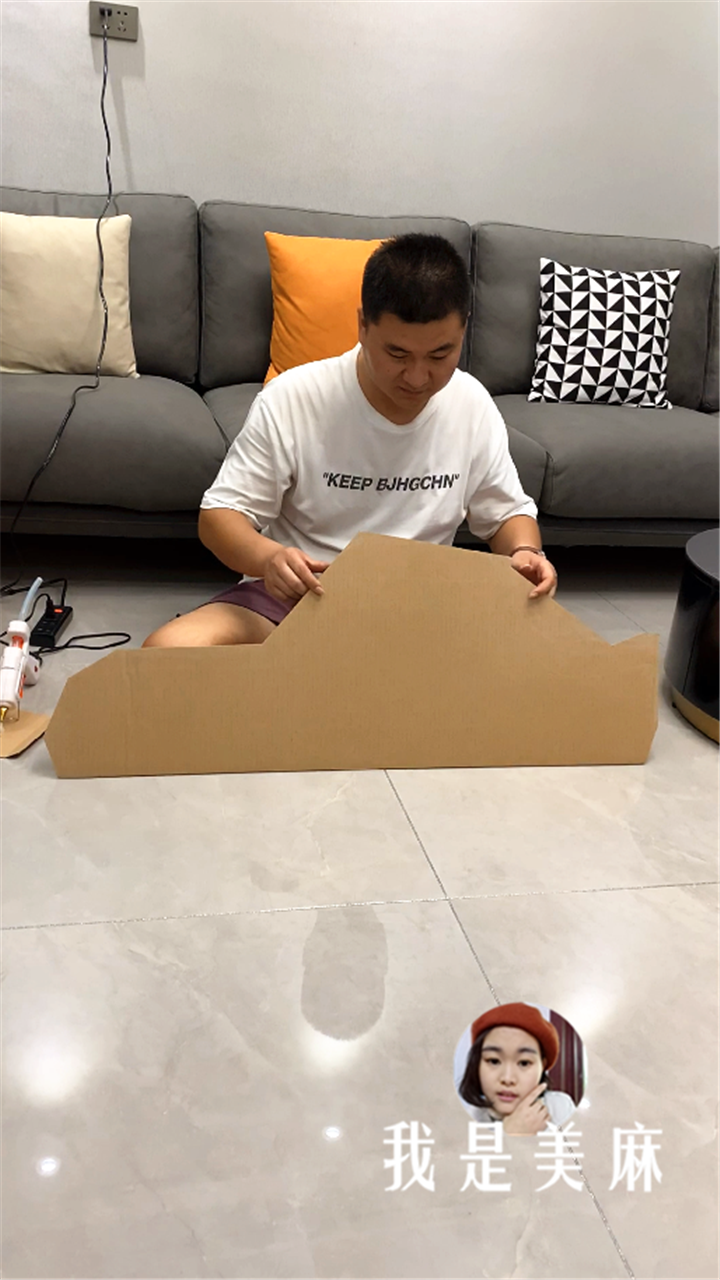 废纸箱别再扔了，这个爸爸做了个变形金刚，学校创意比赛拿了第一