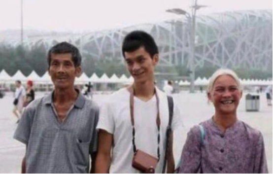 33岁高考“钉子户”，复读12年只为上学，考上名校却选择放弃