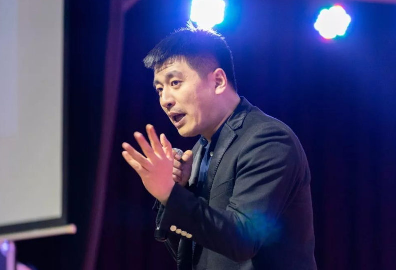 曾经红极一时的张雪峰，为何在这两年销声匿迹？只因被迫公开道歉