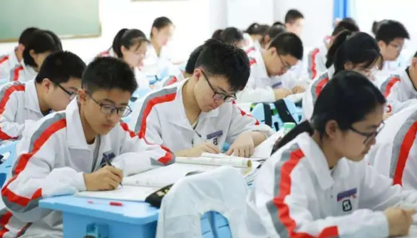 河南美女学霸火了，高考总分643数学满分，称不写数学题浑身难受