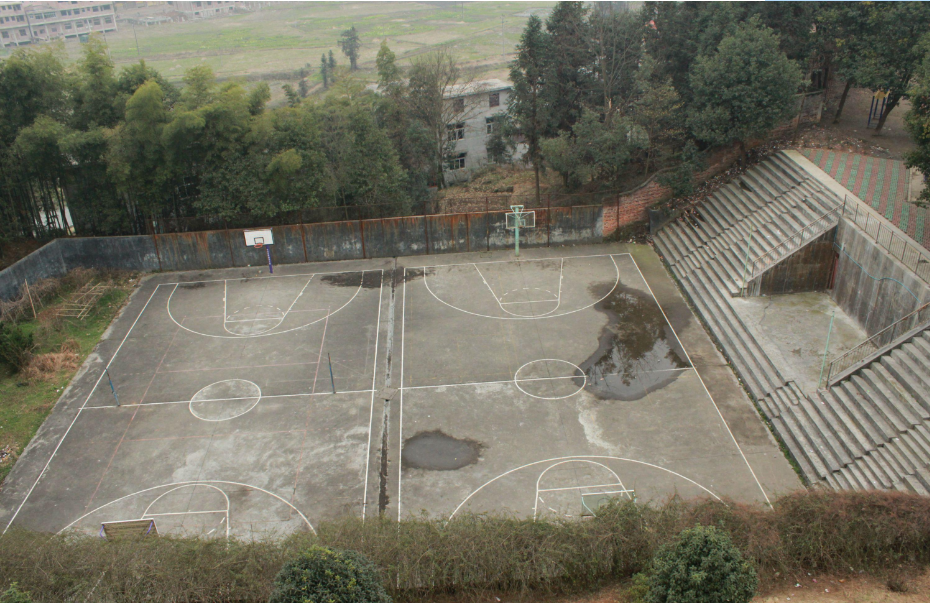 一张仅16人的高考喜报，揭露教育现状，现实的差距拼了命也追不上