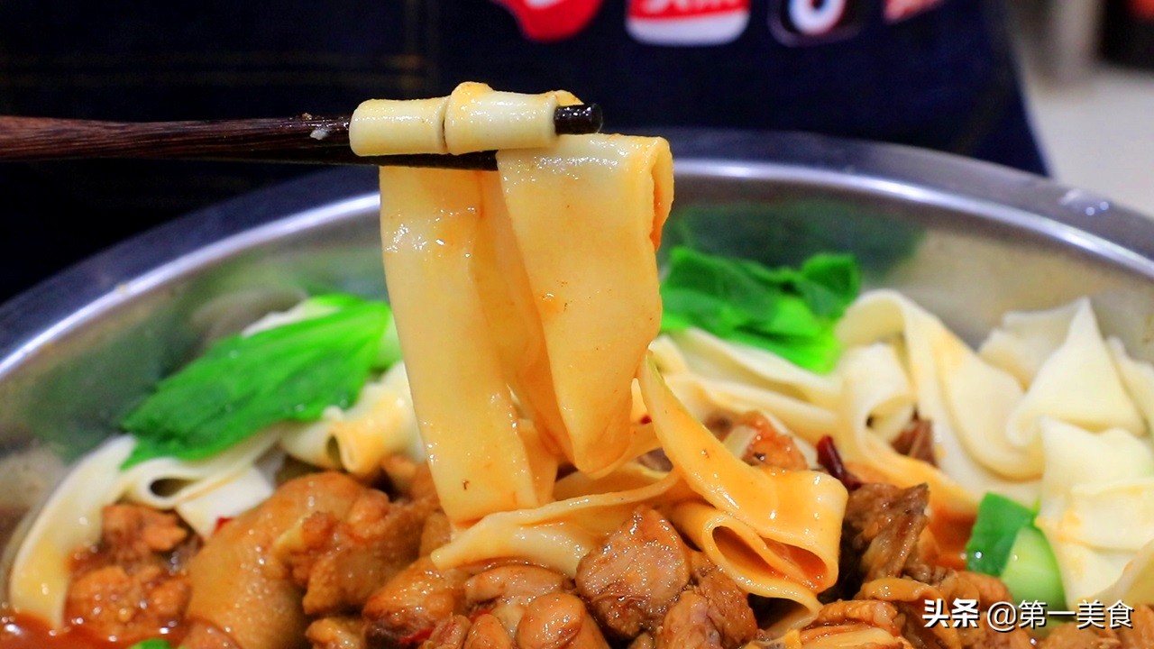 大盘鸡制作方法和配料（大厨教你新疆大盘鸡正宗做法）