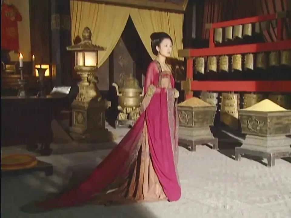 影视剧唐朝造型已落寞消失，华丽服饰不再用，高仿塑料珠子到处用