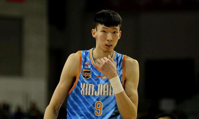 nba球星送鞋为什么要抽血(刚送独臂少年签名鞋！塔克又猛赞大魔王，周琦：我请你吃鸡蛋灌饼)