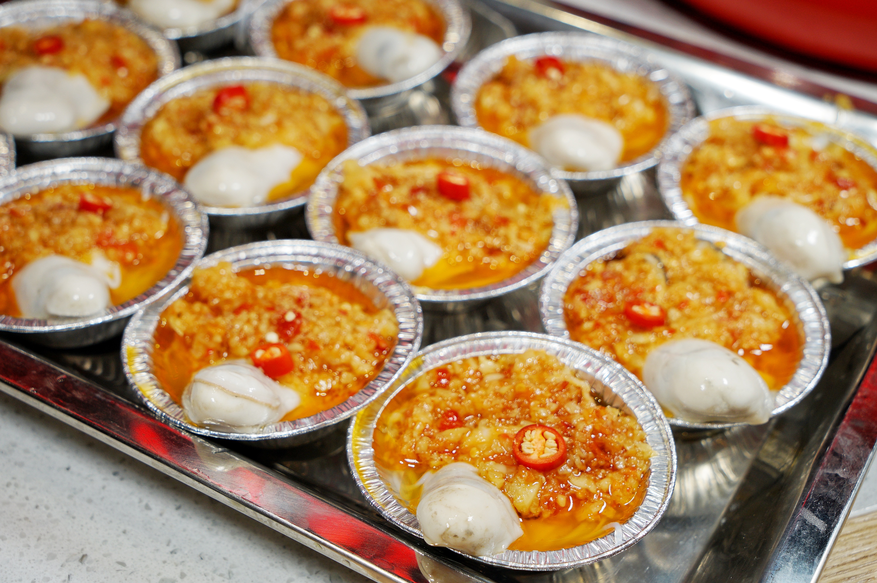 锡纸粉丝生蚝我太爱这个生蚝的烤法,每一只丰腴饱满的生蚝,被蒜蓉粉丝