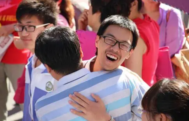 2021高考分数线出炉，文理科相差近百分，文科生：我们太难了