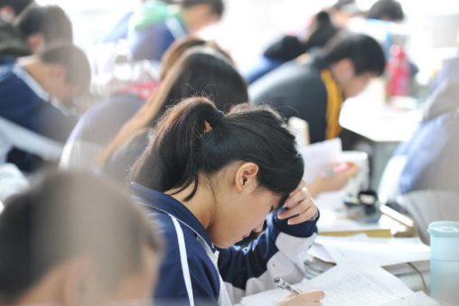 2021年新高考，史政化获“最差”组合称号，到高三一半学生要转科