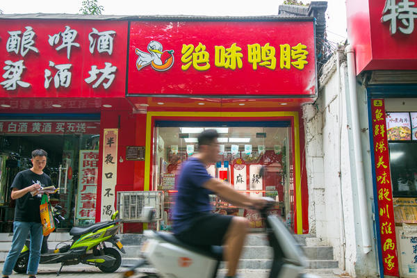 加盟商“扎堆”？洛陽(yáng)一商戶經(jīng)營(yíng)加盟店四年后，發(fā)現(xiàn)隔壁開了家一模一樣的店