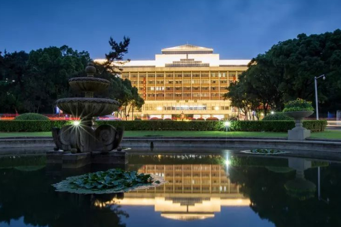 浙江一大学走红，人称“东方剑桥”，学生回应：校景也丝毫不差