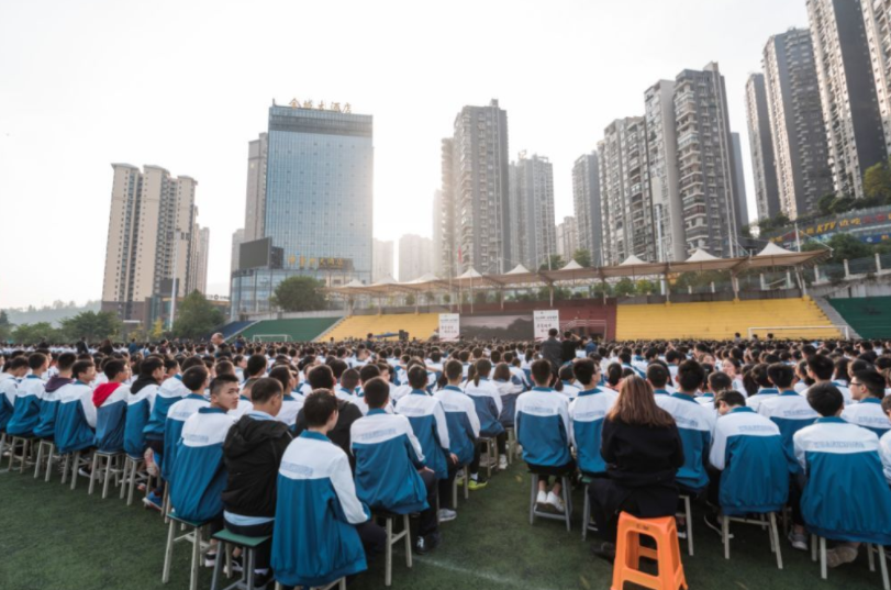 四川这所“县级”高中火了，14人被清北录取，学生很要强