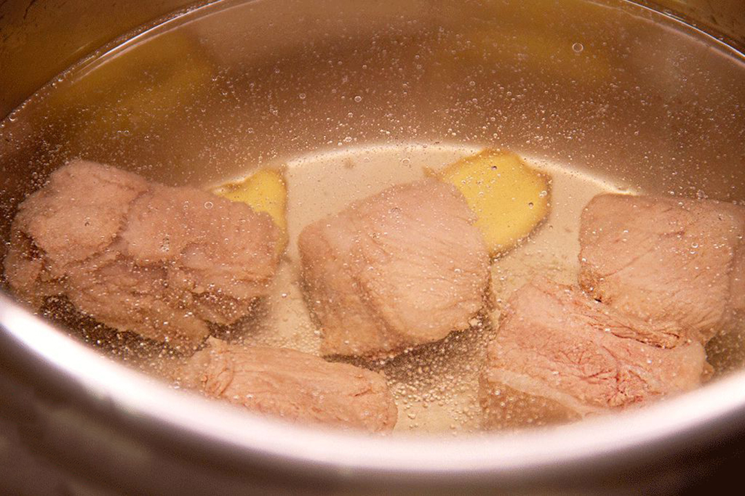 给肉焯水，用冷水还是热水？很多人做错，难怪肉不好吃还有腥味