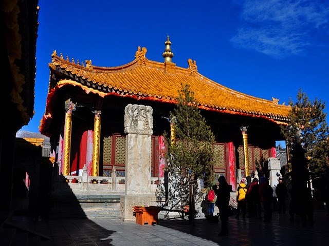 五台山首道进山门票免费，寺庙门票不免费，各寺庙门票价格在这里