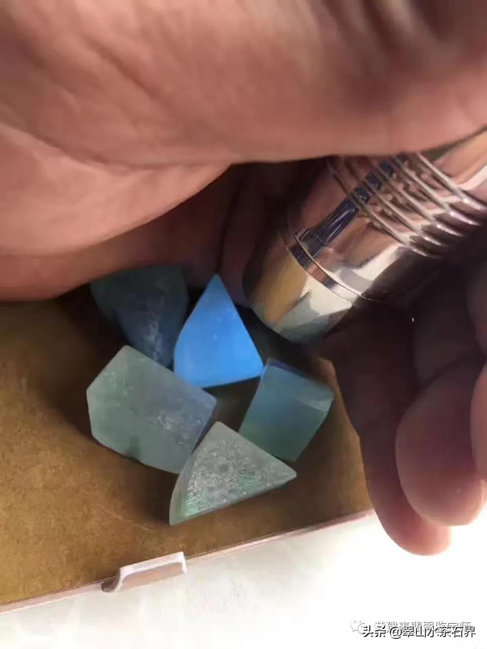 紫光灯检测法,自己也能科学鉴别翡翠真假