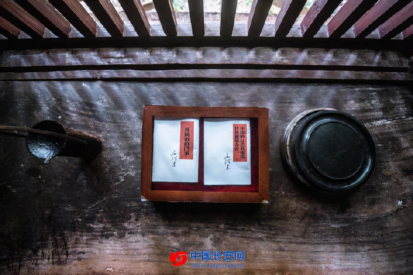 他被子弹击中腹部，肠子流了出来……