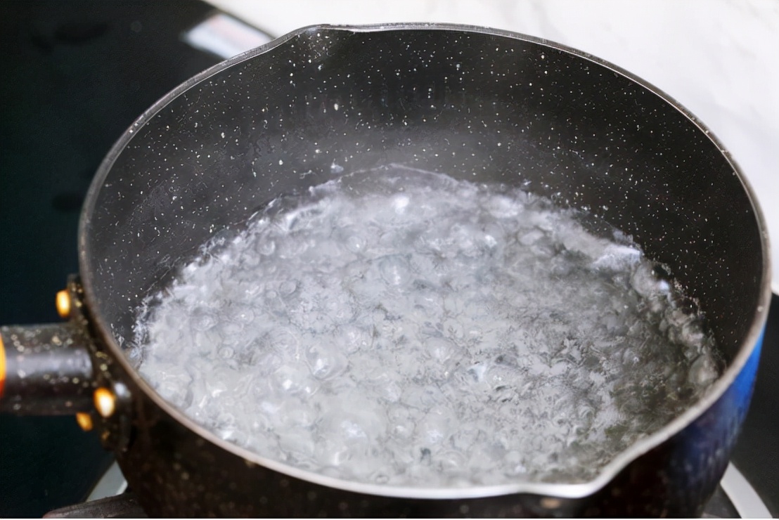 1碗糯米粉加上半勺红糖，做一份好吃解馋的小吃，软糯好吃