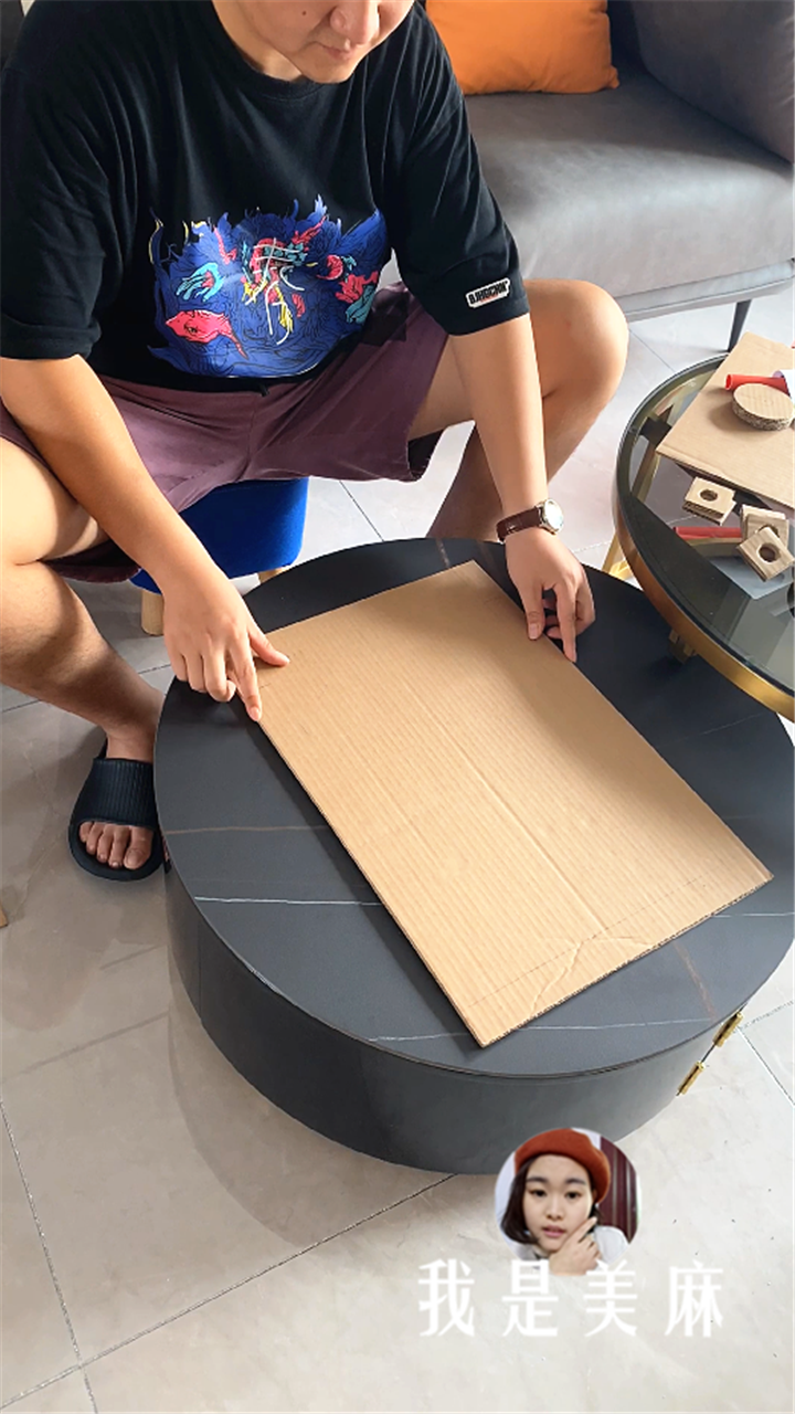 爸爸用快递纸箱做了个赛车玩具，用方向盘控制车辆变道，太刺激了
