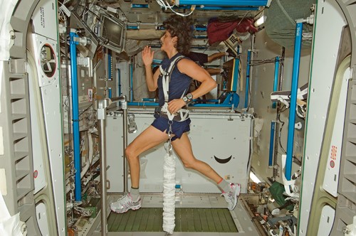 人造重力很难吗？解决宇航员站不起来，为什么空间站不模拟重力？