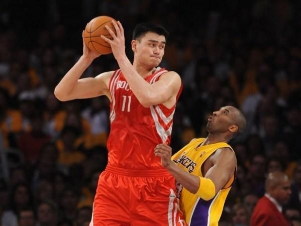 为什么nba左手臂外翻(为了赢球能多拼命？考神救球后跟腱断裂，乔丹食物中毒上场44分钟)