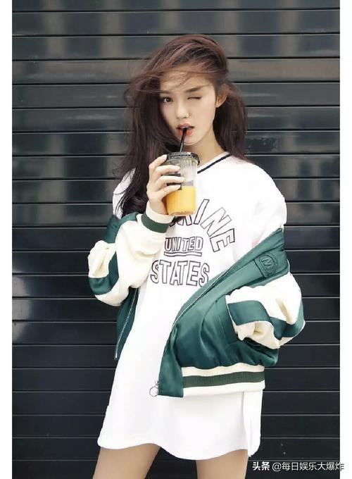 寶藏女孩林允，給客人化求婚妝，一條龍服務真的是太專業了