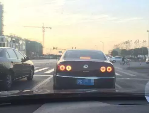 挂着沪C牌的豪车，不配拥有爱情？