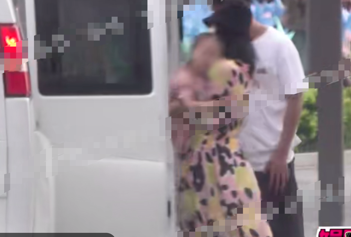 张杰谢娜带女儿现身商场，坐玩具车上手舞足蹈，十指紧扣恩爱尽显