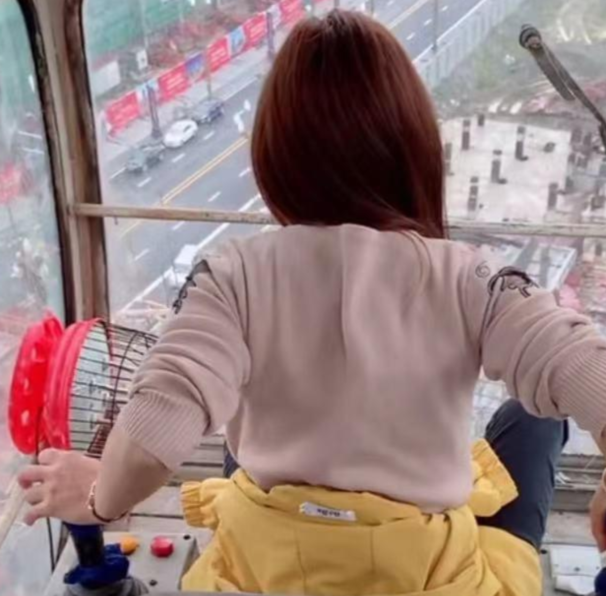 外媒关注:23岁塔吊女司机直播时不慎跌落,坠亡时还拿着手机