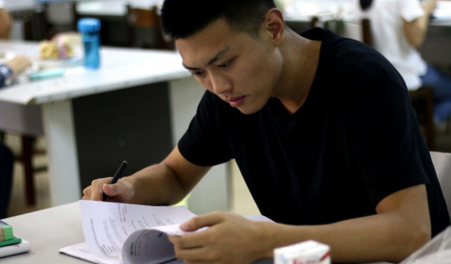 大学里“挂科率高”的专业，内容繁琐且复杂，补考更是难上加难