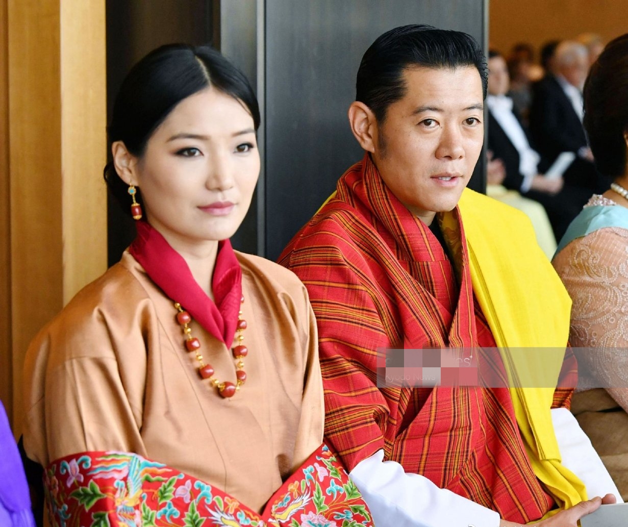 不丹3岁小王子终于露面，穿传统服装现身日本招待会，超像王后