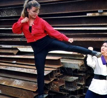 她在《中华丈夫》中与刘家辉饰演的中国丈夫斗嘴,互镖暗器的画面让