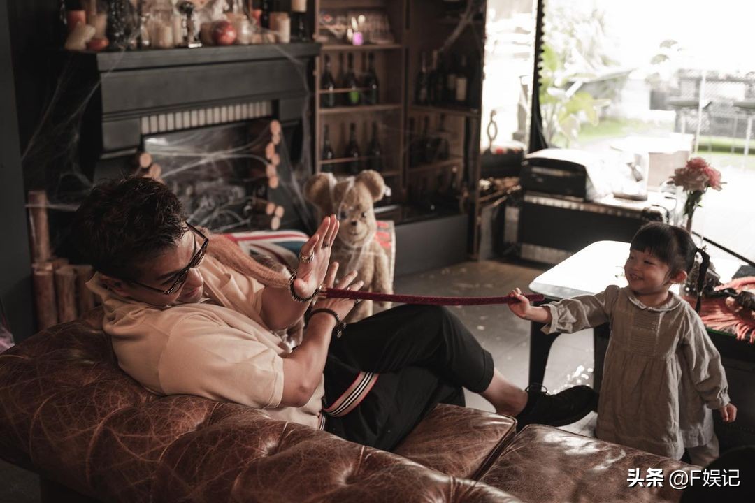 TVB视帝陈展鹏为让女儿开心 发挥精湛演技装作给女儿欺负得很惨
